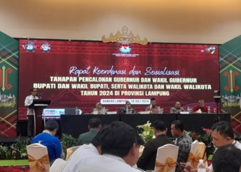 KPU Lampung menggelar rapat koordinasi dan sosialisasi tahapan pencalonan gubernur dan wakil gubernur bupati dan wakil bupati serta walikota dan wakil walikota tahun 2024, di Hotel Emersia Jl. Wolter Monginsidi, Bandar Lampung, Kamis (18/7). (Foto: Lampost.co/Triyadi Isworo)