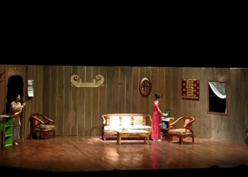 Para pelaku budaya atau budayawan di Lampung yang tengah mementaskan seni teater berbahasa daerah. Dok/Antara