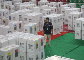 Petugas sedang melakukan pemeriksaan kotak suara pemilu. (MI/USMAN ISKANDAR)