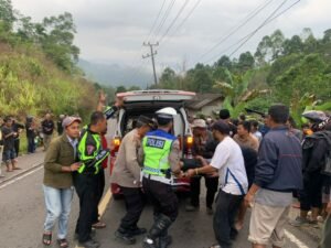 Diduga Rem Blong, Bus Ranau Indah Tabrak Pemotor Lalu Masuk Jurang