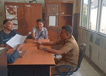 Sejumlah pekerja melaporkan salah satu perusahaan swasta ke Kantor Dinas Koperasi, UKM, dan Tenaga Kerja Lampung Utara, Senin, 8 Juli 2024. Lampost.co/Fajar