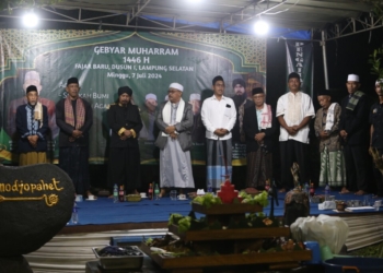 Paguyuban Wangsa Syailendra menggelar peringatan 1 Muharram 1446 Hijriah bersama ratusan masyarakat Kampung Fajar Baru, Lampung Selatan, Minggu, 7 Juli 2024. Lampost.co/Ihwana
