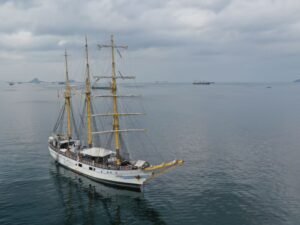 Pesona KRI Dewaruci Mengarungi Samudra
