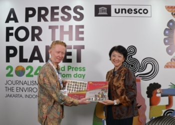Pemimpin Redaksi Lampung Post Abdul Gafur bersama Maki Katsuno-Hayashikawa, Direktur Kantor Regional UNESCO di sela kegiatan UNESCO di auditorium Perpustakaan Nasional Jakarta Pusat, Rabu, 10 Juli 2024. Lampost.co