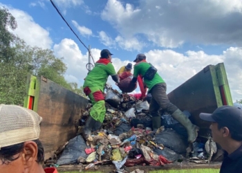 Petugas DLH Kota Bandar Lampung mengangkut sampah. Lampost.co/Andre Prasetyo Nugroho