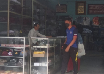 Pengunjung sedang membeli seragam sekolah di toko perlengkapan sekolah di Bandar Lampung, Jumat 12 Juli 2024. Lampost.co/Andi Apriadi