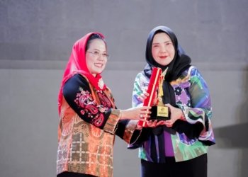 Pemerintah Kota (Pemkot) Bandar Lampung menerima penghargaan pembina koperasi andalan dari Dewan Koperasi Indonesia (Dekopin) dan Kementerian Koperasi dan UKM. Dok Humas Pemkot