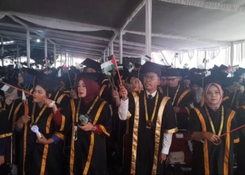 Ratusan bendera Palestina berkibar dalam gelaran wisuda ke-19 Institut Teknologi Sumatera (Itera) di Pelataran Gedung Labtek OZT, Sabtu, 13 Juli 2024. Lampost.co/Ihwana Haulan
