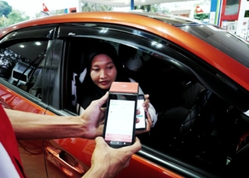 Petugas SPBU melayani konsumen menggunakan QR Code Subsidi Tepat. Dok Pertamina