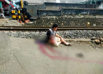 Edwin (30) warga Kota Baru, Kec. Tanjung Karang Timur nekat menerobos palang pintu rel kereta api Jln. Gajah Mada, Pahoman, Senin, 22 Juli 2024. Dok Warga