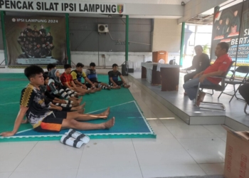 Ketua Harian KONI Lampung, Amalsyah Tarmizi, saat meninjau latihan tim pencak silat, di Padepokan IPSI Lampung, Rabu, 24 Juli 2024. Dok KONI Lampung.