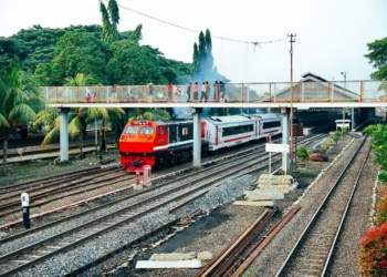 Kereta api di stasiun Tanjungkarang. Lampost.co/Andre Prasetyo Nugroho.