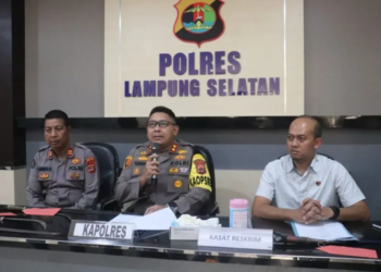 Kapolres Lampung Selatan AKBP Yusriandi Yusrin saat konferensi pers di Kaliada, Lampung, Sabtu (27/7/2024). Dok/Humas Polres Lampung Selatan.