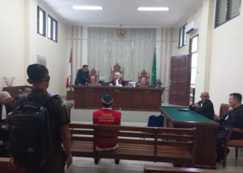 Terdakwa saat menjalani sidang. (Foto: Lampost.co/Salda Andala)