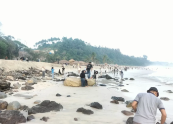 Pantai Rio by the Beach, Lampung Selatan saat dipenuhi pengunjung. Dok/Antara