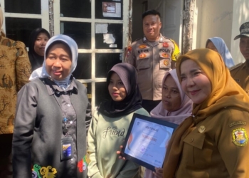 Rektor Unila dan Wali Kota Lakukan Penyerahan Beasiswa PMPAP kepada Warga