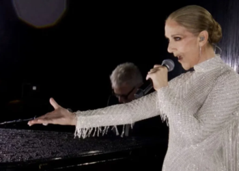 Penyanyi Celine Dion saat tampil pada pembukaan Olimpiade Paris 2024 pada Jumat (26/7/2024). Dok/IOC