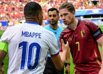 Kapten tim Prancis Mbappe dan Belgia Kevin De Bruyne berjabat tangan sebelum laga 16 besar (perdelapan final) Euro (Piala Eropa) 2024, Senin, 1 Juli 2024. Instagram Euro 2024