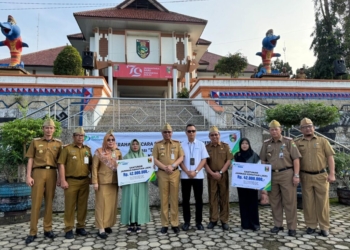 Pemerintah Kabupaten Tanggamus melaksanakan penyerahan secara simbolis santunan jaminan kematian (JKM) program BPJS Ketenagakerjaan melalui Inovasi "Duka Kham Jejama" Dinas. Dok/Pemkab Tanggamus