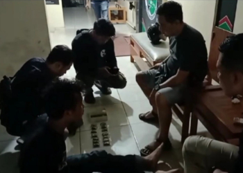 Polisi saat menggerebek kediaman pelaku pengedar ganja di Kota Metro, Lampung. Dok/MetroTV