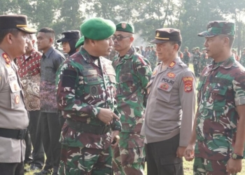 Dandim 0411/KM bersama Kapolres saat melakukan apel persiapan pengemanan Kunjungan Kerja Presiden RI, di Kampung Poncowati, Kecamatan Terbanggi Besar