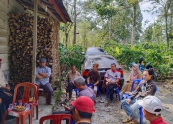 diskusi dengan petani kopi