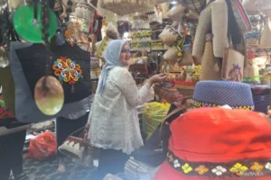 Iriana Jokowi Belanja Suvenir Khas di Pasar Bonsay