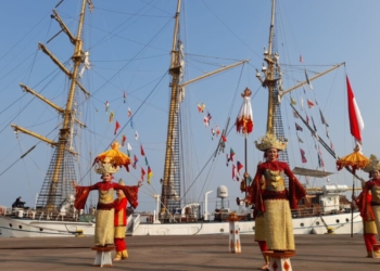 Tarian Nemui Nyimah menyambut kedatangan Pelayaran Muhibah Budaya Jalur Rempah (MBJR) 2024, di Pelabuhan Panjang, Bandar Lampung