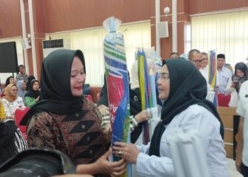 Pemkot Salurkan 705 Payung Tenda Dagang dan Tripod untuk UMKM