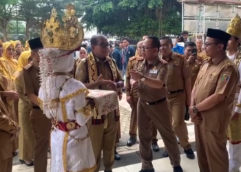 Penjabat (Pj) Gubernur Lampung, Samsudin meninjau langsung pelaksanaan Penerimaan Peserta Didik Baru (PPDB) di Lampung Tengah. Dia mengunjungi sejumlah sekolah sekitar Kampung Poncowati, Kecamatan Terbanggi Besar, Lampung Tengah, Selasa, 2 Juli 2024. Lampost.co/Tedjo