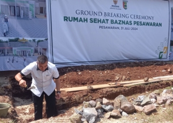 Bupati Pesawaran melakukan peletakan batu pertama pembangunan Rumah Sehat. Lampost.co/Putra
