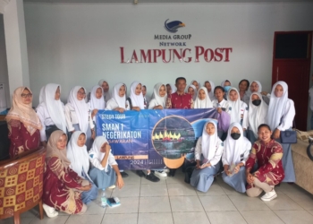 SMA Negeri 1 Negeri Katon, Kabupaten Pesawaran mengunjungi kantor media Lampung Post di Jalan Soekarno-Hatta Bandar Lampung. Lampost.co/Salda Andala