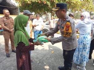 Wakapolres Lamsel-Alumni SMAN 3 Gorontalo Baksos di Kalianda