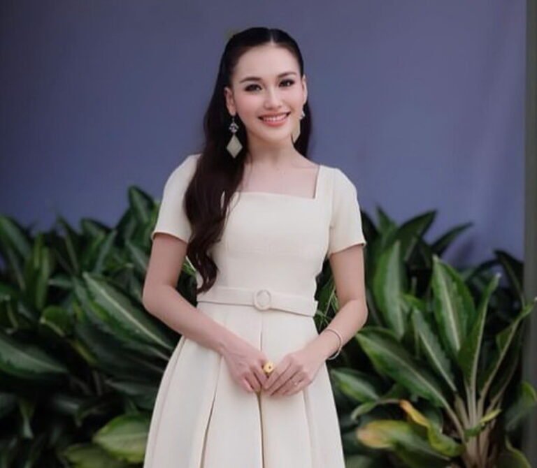 Heboh Gandengan Tangan di Bioskop, Ini Jawaban Santai Ayu Ting Ting