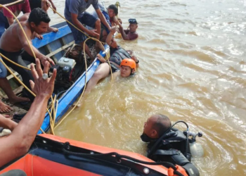 Basarnas Jambi saat melakukan evakuasi remaja tenggelam di Sungai Batanghari. Dok/Antara