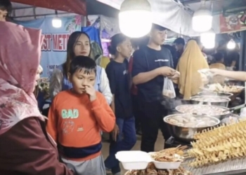 Ilustrasi- Masyarakat tengah membeli makanan di salah satu stand UMKM yang ada di Samber Park. Dok/Antara