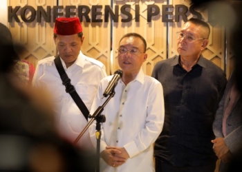 Wakil Ketua DPR Sufmi Dasco Ahmad (tengah) menyampaikan pernyataan dalam konferensi pers di Gedung Nusantara I DPR, Kompleks Parlemen Senayan, Jakarta(MI/Susanto)