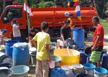 Warga mengantre mengambil air bersih bantuan di Cilacap, Jawa Tengah.(MI/Lilik Darmawan)