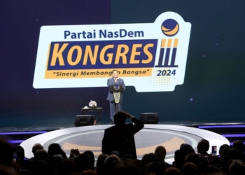 Ketua Umum Partai NasDem Surya Paloh (tengah) bawah memberi hormat kepada Presiden RI terpilih Prabowo Subianto(MI/SUSANTO)