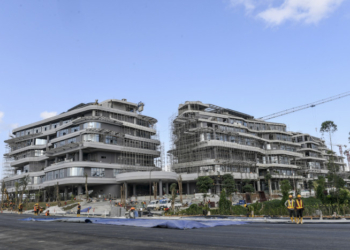 Pekerja menyelesaikan pembangunan gedung kantor kementerian koordinator di IKN (Dok. Antara)