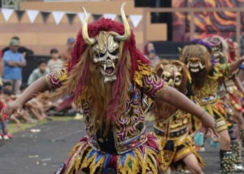 Ilustrasi - Peserta mengikuti Karnaval topeng secara massal dalam rangka Festival Krakatau 2024 di Lapangan Korpri, Bandar Lampung, Lampung, Sabtu (6/7/2024). Dok/Antara