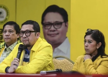 Wakil Ketua Umum Partai Golkar Ahmad Doli Kurnia (tengah) didampingi Ketua DPP Golkar Meutya Hafid (kanan) dan Iswara (kiri) memberikan keterangan pers terkait mundurnya Airlangga Hartarto sebagai Ketua Umum Golkar di DPP Partai Golkar, Jakarta, Minggu (11/8/2024). . ANTARA FOTO/Hafidz Mubarak A/nym.