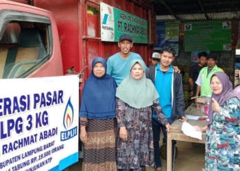 Patra Niaga Regional Sumbagsel dan DPC Hiswana Migas Lampung menggelar operasi pasar di Lampung Barat. Dok Pertamina