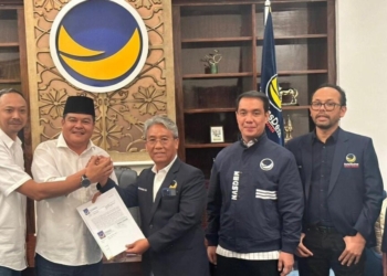 Musa Ahmad saat menerima Surat Rekomendasi dari DPP Partai NasDem, yang diserahkan langsung oleh Miswan Rody. Dok NasDem Lamteng.