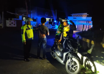 Personel Kepolisian Polres Pesisir Barat saat melakukan patroli pada malam hari. Dok/Humas Polres Pesisir Barat)