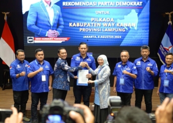 Ketua Umum DPP Partai Demokrat Agus Harimurti Yudhoyono (AHY) menyerahkan surat rekomendasi kepada Ali Rahman dan Ayu Asalasiyah di Kantor DPP Partai Demokrat, Kamis, 8 Agustus 2024. Dok. Demokrat