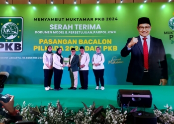 Ketua Umum PKB Muhaimin Iskandar langsung menyerahkan dukungan kepada Eva Dwiana dan Deddy Amarullah di Hotel Fairmont, Jakarta, Minggu, 18 Agustus 2024. Dok