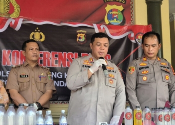 Wakapolresta Bandar Lampung AKBP Erwin Irawan saat jumpa pers di Polsek TKB. (Foto: Lampost.co/Umar Robbani)