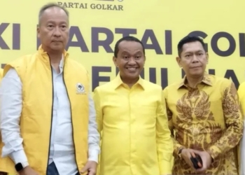 Calon Ketua Umum Partai Golkar Bahlil Lahadalia (tengah) bersama Plt Ketua Umum Partai Golkar Agus Gumiwang (kiri) dan Ketua Dewan Pengarah Munas Partai Golkar Adies Kadir di Kantor DPP Partai Golkar, Jakarta, Senin (19/8/2024). ANTARA/Bagus Ahmad Rizaldi/aa.