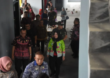 Wali Kota Bandar Lampung Eva Dwiana bersama Kadis Perdagangan Kota Bandar Lampung Wilson Faisol meninjau Pasar Pasir Gintung, Kamis, 22 Agustus 2024. Dok/Humas Pemkot Bandar Lampung